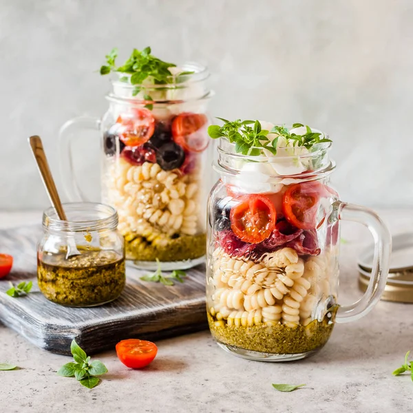 Salada Massas Italiana Jarro Com Salame Tomate Cereja Mini Mussarela — Fotografia de Stock