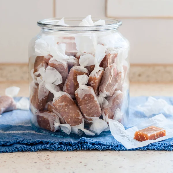 Sesamsamen Karamell Bonbons Hausgemachte Chewy Toffees Glas Quadratisch — Stockfoto