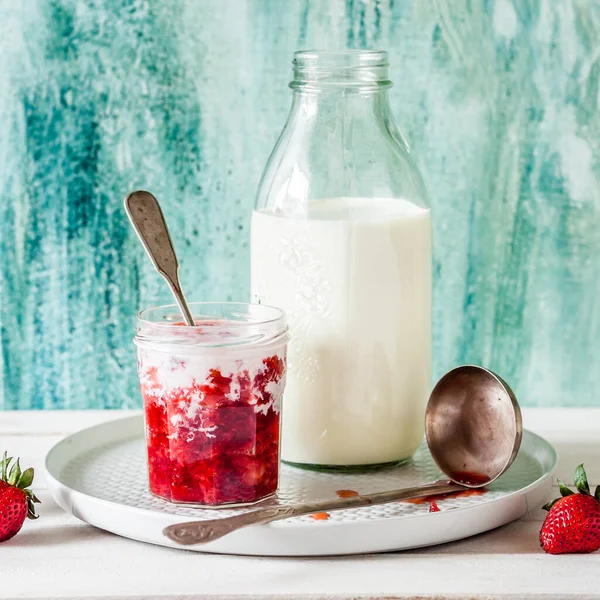 Verse Aardbeien Met Melk Een Pot Vierkant — Stockfoto