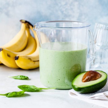 Sağlıklı Yeşil Meyve Smoothie Avokado, Muz ve Ispanak karışımı, kare