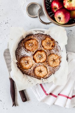 Üstünde Elma Dilimleri olan Elmalı Kek, metnin için boşluk kopyala