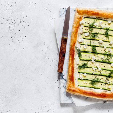 Puff Pastalı Kabak ve Peynirli Turta Dill, kare, metin için kopyalama alanı