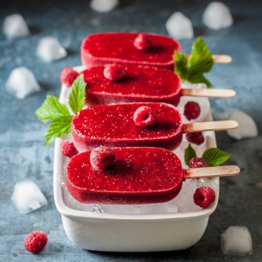 Buzlu dondurma, kare şeklinde ahududu şerbeti.