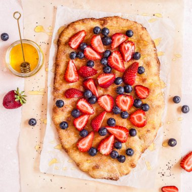 Taze çilekli yaz çöreği, yabanmersini ve bal, bağımsızlık bayrağının renkleri 4 Temmuz, kare