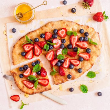 Taze çilekli yaz çöreği, yabanmersini ve bal, bağımsızlık bayrağının renkleri 4 Temmuz, kare