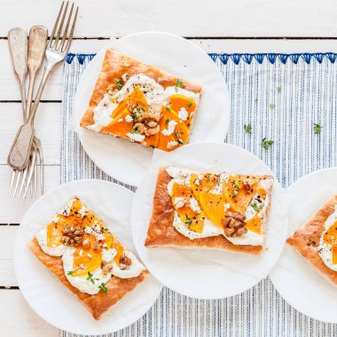 Kabak ezmesi ve ceviz ve kekik dilimli peynirli tart, kare