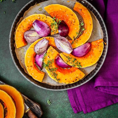 Kırmızı soğan ve kekik dilimlenmiş tereyağlı ezme Kızartma için hazır, kare