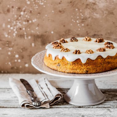 Cevizli ve kremalı kabak keki, kare.