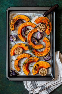 Kızarmış tereyağlı ezme Kırmızı soğan ve kekik dilimleri