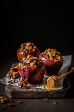 Ceviz ve sultanla doldurulmuş fırınlanmış elmalar, metin için kopyalama alanı