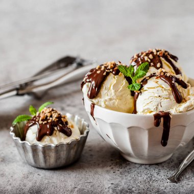 Çikolatalı Ganache ve doğranmış fındık ezmeli vanilyalı dondurma.
