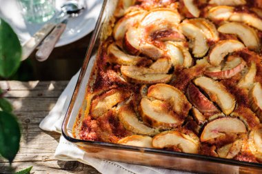 Dikdörtgen bir cam kapta Karamelli Elma Pudingi, metnin için alanı kopyala