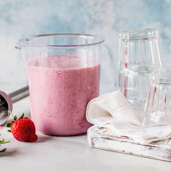 Çilekli Meyve Smoothie Ölçüm Kabında Blenderi Ile Harmanlanmış Kare — Stok fotoğraf