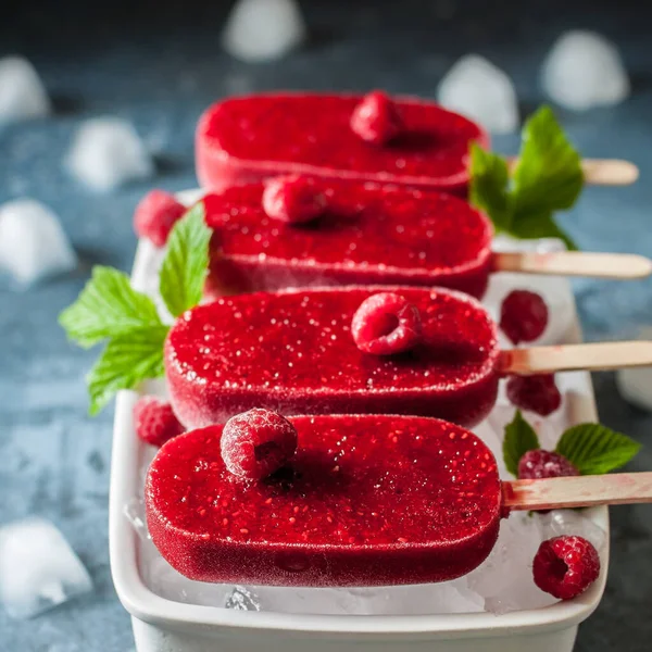 Crème Glacée Sorbet Framboise Popsicles Sur Glace Carré — Photo