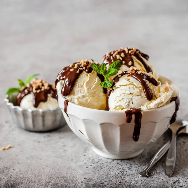 Коктейли Ванильного Мороженого Шоколадной Ганачой Нарезанным Орехом Квадрат — стоковое фото