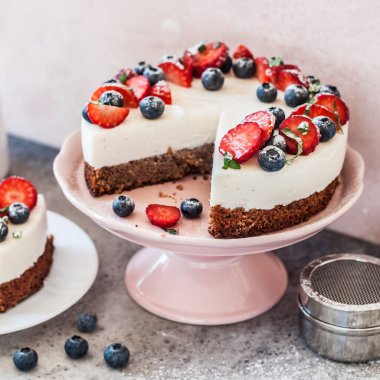 Dilimlenmiş No Bake Ricotta ve Taze Böğürtlenli Glütensiz Base Cheesecake, kare