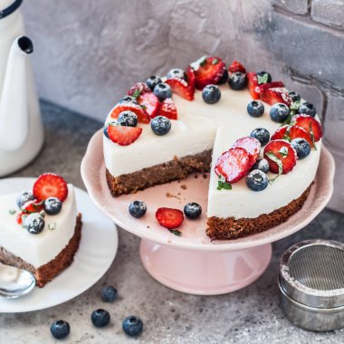 Dilimlenmiş No Bake Ricotta ve Taze Böğürtlenli Glütensiz Base Cheesecake, kare