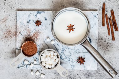 Sıcak Çikolata İçindekiler: Süt, Baharat, Kakao Tozu, Şekerlemeler