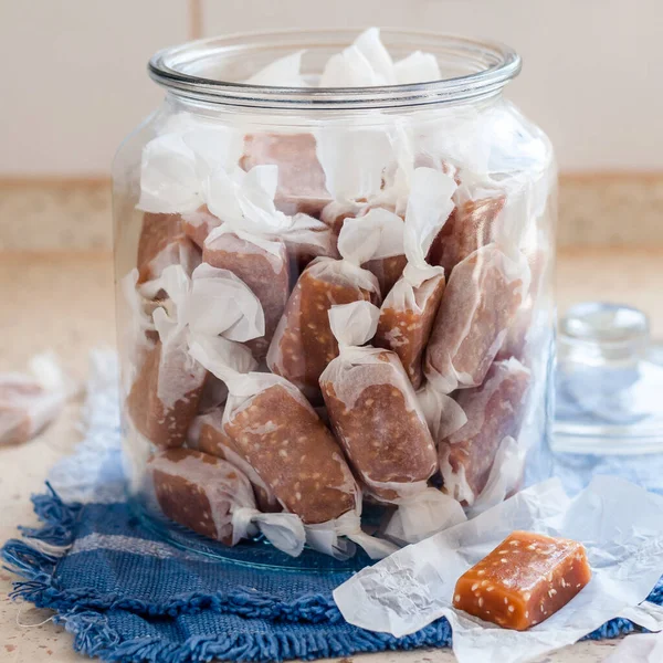 Sesamsamen Karamell Bonbons Hausgemachte Chewy Toffees Glas Quadratisch — Stockfoto