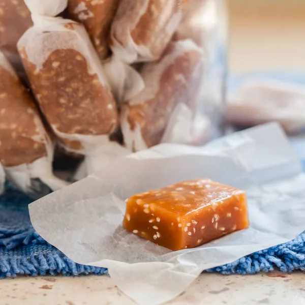 Sesamsamen Karamell Bonbons Hausgemachte Chewy Toffees Glas Quadratisch — Stockfoto