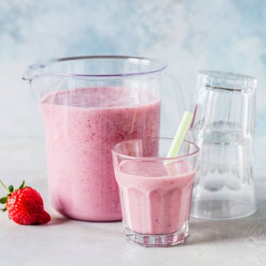Çilekli Meyve Smoothie Bir Ölçüm kabında harmanlanmış, kare