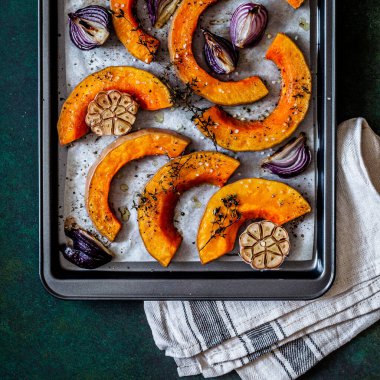 Kızarmış tereyağlı ezme Kırmızı soğan ve kekik dilimleri, kare.