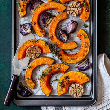 Kızarmış tereyağlı ezme Kırmızı soğan ve kekik dilimleri, kare.