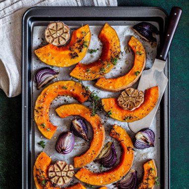 Kızarmış tereyağlı ezme Kırmızı soğan ve kekik dilimleri, kare.