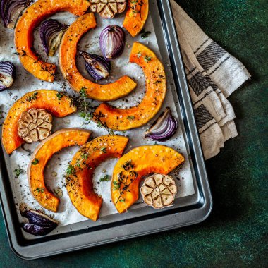 Kızarmış tereyağlı ezme Kırmızı soğan ve kekik dilimleri, kare.