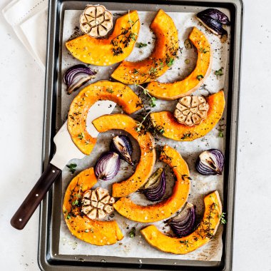 Kızarmış tereyağlı ezme Kırmızı soğan ve kekik dilimleri, kare.