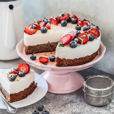 Dilimlenmiş No Bake Ricotta ve Taze Böğürtlenli Glütensiz Base Cheesecake, kare