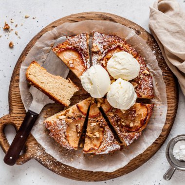 Elma Dilimli Elmalı Kek Dondurmalı Top Served, kare