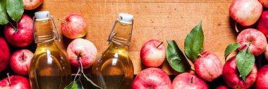 Olgun Kırmızı Elmalar Yapraklar, Cider, Sirke, Meyve Suyu, Eski Ahşap Arkaplan, afiş, metin için kopyalama alanı