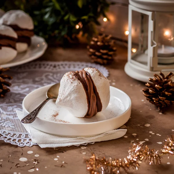 Enorme Merengue Beijos Sandwiched Com Chocolate Cremoso Enchimento Quadrado — Fotografia de Stock