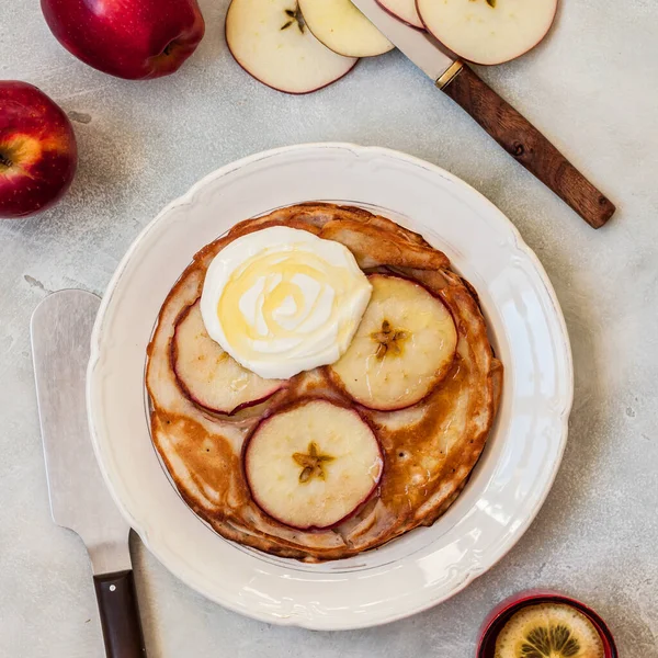 Apfelpfannkuchen Mit Sauerrahm Und Honig Quadratisch — Stockfoto