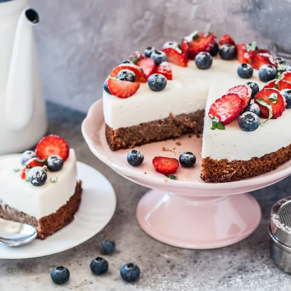 Dilimlenmiş No Bake Ricotta ve Taze Böğürtlenli Glütensiz Base Cheesecake, kare