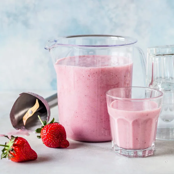 Batido Fresa Mezclado Con Licuadora Mano Una Taza Medir Cuadrado —  Fotos de Stock