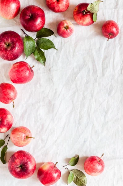 Olgunlaşmış Yapraklı Kırmızı Elmalar Kırışık Beyaz Kumaş Arkaplanı Metin Alanınız — Stok fotoğraf