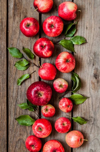 Yapraklı Olgun Kırmızı Elmalar Eski Ahşap Arkaplan — Stok fotoğraf