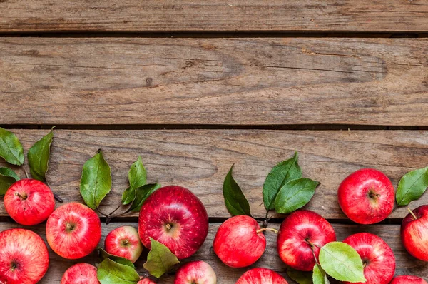 带有叶子的成熟红苹果 旧木背景 复制文本的空间 — 图库照片