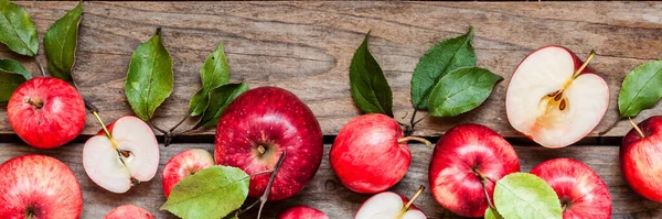 Olgunlaşmış Yapraklı Kırmızı Elmalar Eski Ahşap Arkaplan Bayrak — Stok fotoğraf