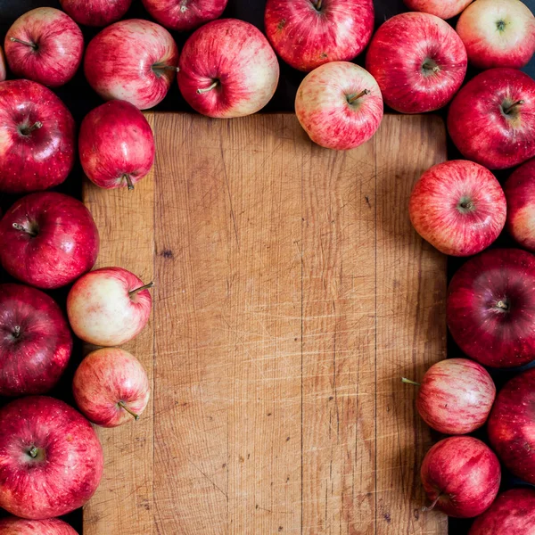成熟的红苹果 老木材背景 正方形 复制空间为您的文字 — 图库照片