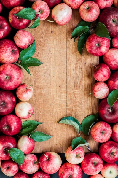 Pommes Rouges Mûres Avec Feuilles Vieux Fond Bois Espace Copie — Photo
