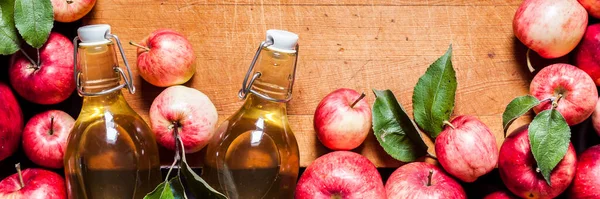 Ripe Red Apples Leaves Cider Vinegar Juice Old Wood Background — Stock Photo, Image