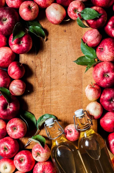 成熟的红苹果 有叶子 苹果酒 老木材背景 抄写你的文字 — 图库照片