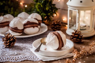 Kocaman Meringue Öpücükleri Kremalı Çikolata Doldurulmuş Sandviç
