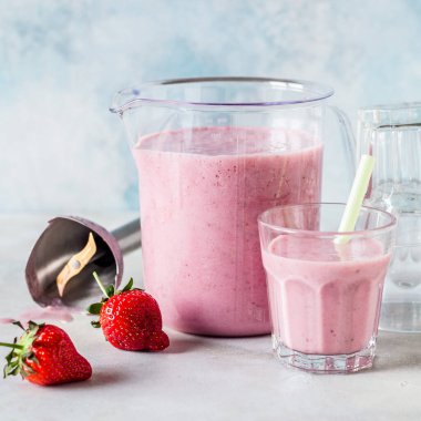 Çilekli Meyve Smoothie, Ölçüm kabında el blenderi ile harmanlanmış, kare