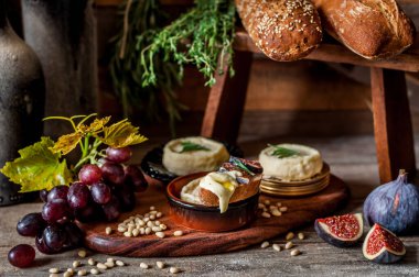 Yumuşak Spreadable Fransız Kokulu Peyniri Bir dilim ekmeğin üzerinde Meyve ve ve Çam fıstığı