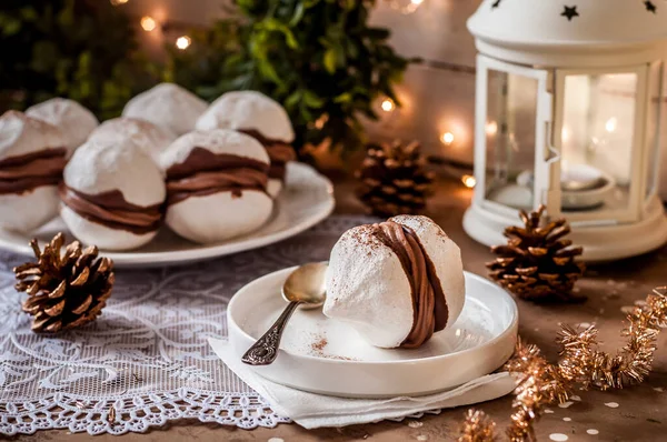 Huge Meringue Kisses Sandwiched Creamy Chocolate Filling — Stock Photo, Image