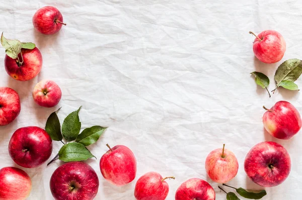 Pommes Rouges Mûres Avec Feuilles Fond Tissu Blanc Ridé Espace — Photo